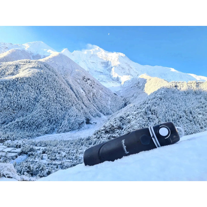 Gourde filtrante HumaGreen en milieu alpin enneigé pour une hydratation pure en pleine nature