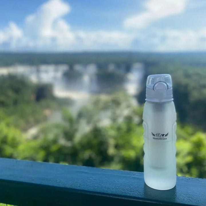 Gourde filtrante HumaGreen conçue pour purifier l'eau en extérieur et lors d'activités de plein air