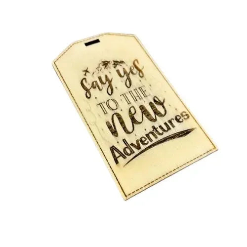 Étiquette à bagage personnalisée bois gravé texte say yes to new adventures