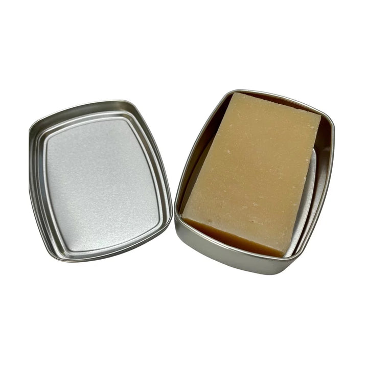 Boîte à savon de voyage HumaGreen en métal avec un savon solide beige à l'intérieur